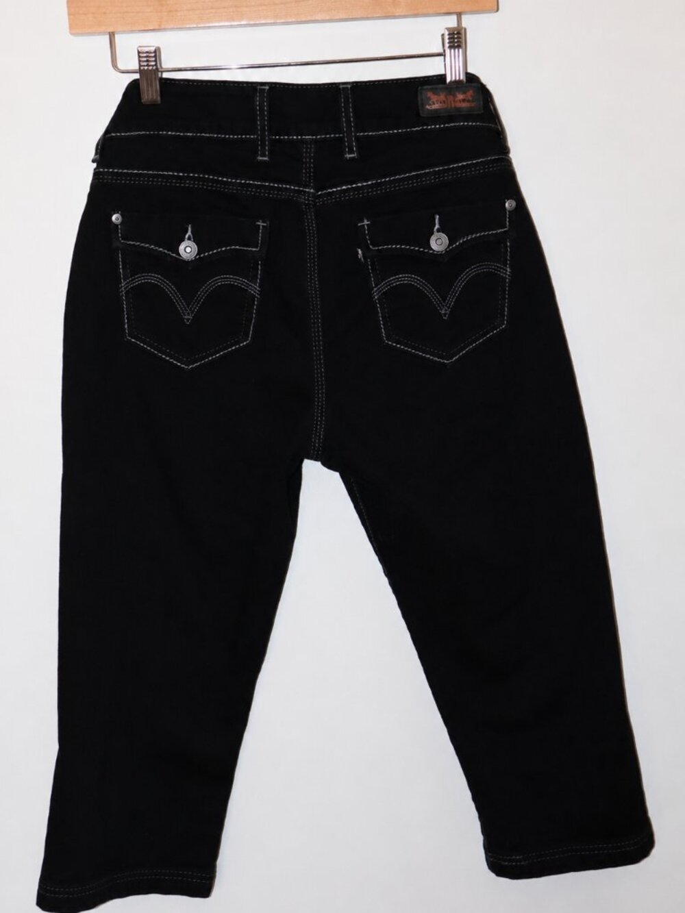 Levi's Women's Black Denim Capri Jeans Size 8 W29 Stretch Contrast Stitch - Picture 2 of 5